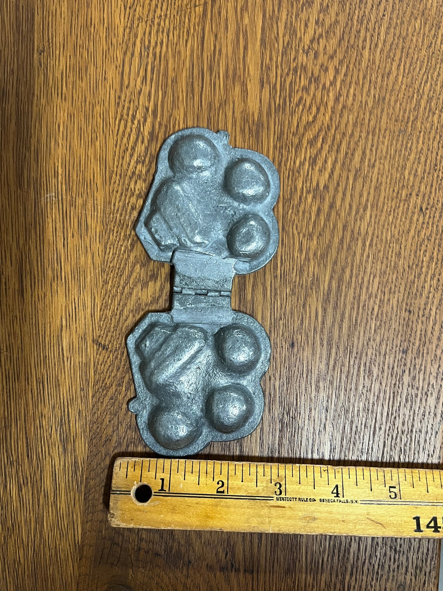 Pewter Ice Cream Mold - Prince of Wales Feathers